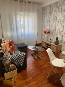 ein Wohnzimmer mit einem Sofa und einem Tisch in der Unterkunft Appartamento a Roma ristrutturato in Rom