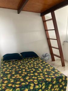 ein Schlafzimmer mit einem Bett mit Äpfeln darauf in der Unterkunft Aconchego Meu in Cabo Frio + 40 Fotos