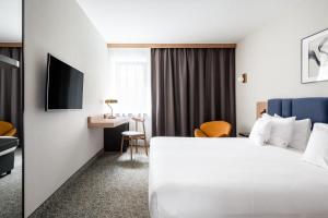 Pokój hotelowy z łóżkiem i biurkiem w obiekcie Dwór w Tomaszowicach w mieście Modlnica