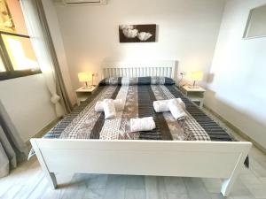 Posteľ alebo postele v izbe v ubytovaní 2 bedroom top floor apartament with open sea views CS197