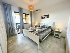 Posteľ alebo postele v izbe v ubytovaní 2 bedroom top floor apartament with open sea views CS197