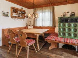 een eetkamer met een houten tafel en stoelen bij DasBeckHaus - Chiemgau Karte in Inzell