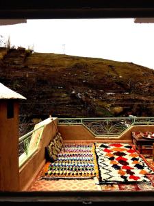 O vedere generală la munți sau o vedere la munte luată de la acest han