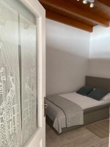 Postel nebo postele na pokoji v ubytování Beachfront House Pythagorion