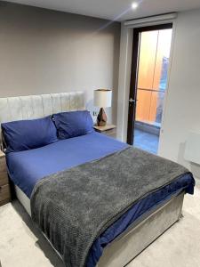 Llit o llits en una habitació de Luxury 1 bed full apartment with balcony