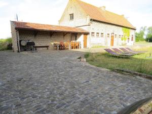 un edificio con una mesa y un banco delante en Holiday Home 't Hof der Witte Damen, en Veurne