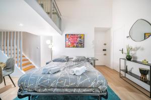 een slaapkamer met een bed met twee handdoeken erop bij Frontière Monaco - Appartement Luxe - Belle Epoque - AL in Beausoleil