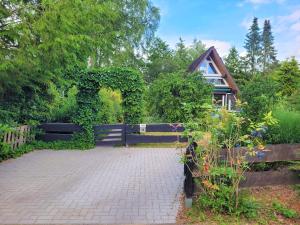 シュネーヴァーディンゲンにあるFerienhaus Heide Knirpsの塀と煉瓦の竪穴のある家