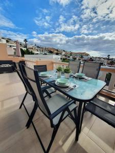 een tafel en stoelen op een balkon met uitzicht bij Sea View in Paradise Court in Adeje