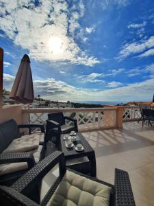 een patio met een tafel en stoelen op een balkon bij Sea View in Paradise Court in Adeje