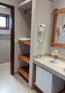 uma casa de banho com um lavatório e um espelho em Pousada Recanto da Grande Paz em Alto Paraíso de Goiás