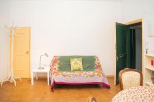 een slaapkamer met een bed met een kussen erop bij 057 - Casa Portobello, Centrale a 50 metri dal mare in Sestri Levante