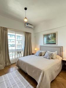 Un dormitorio con una cama grande y una ventana en Parisian flat in the heart of Recoleta en Buenos Aires