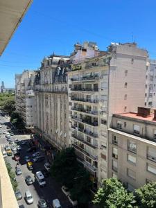 una vista aérea de una calle de la ciudad con edificios en Parisian flat in the heart of Recoleta en Buenos Aires