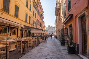 een lege straat met tafels, stoelen en gebouwen bij 057 - Casa Portobello, Centrale a 50 metri dal mare in Sestri Levante