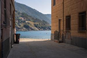 uitzicht op een waterlichaam tussen twee gebouwen bij 057 - Casa Portobello, Centrale a 50 metri dal mare in Sestri Levante +42 foto's