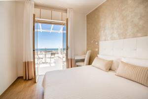 Postel nebo postele na pokoji v ubytování Hotel Soraya - Spiaggia Sawasdee with Beach & Parking