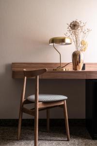 a wooden desk with a chair and a lamp at Dwór w Tomaszowicach in Modlnica