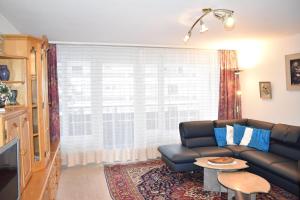 uma sala de estar com um sofá e uma televisão em Sotmirana 53 (316 Sh) em Lenzerheide