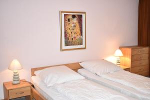 ein Schlafzimmer mit 2 Betten und einem Wandgemälde in der Unterkunft Sursilvana 9 (315 Wa) in Lenzerheide