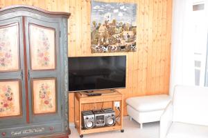 een woonkamer met een flatscreen-tv en een entertainmentcentrum bij Sursilvana 9 (315 Wa) in Lenzerheide