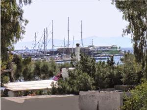 un porto turistico con un gruppo di barche in acqua di Rubini Rooms a Paroikia