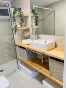 a bathroom with a sink and a shower at Bonito Apartamento 2hab. 2 baños in Benalmádena