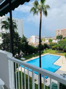 a view of a swimming pool from a balcony at Bonito Apartamento 2hab. 2 baños in Benalmádena