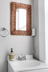 een badkamer met een wastafel en een spiegel aan de muur bij KING BED central location museums FREE PARKING G5 in Richmond