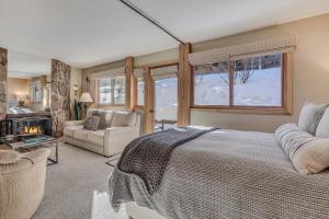 una camera con letto e un soggiorno di Laurelwood Condominiums 402 a Snowmass Village