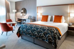 バーミンガムにあるClayton Hotel Birminghamの大きなベッドと机があるホテルの部屋