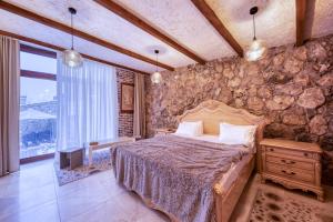 Postel nebo postele na pokoji v ubytování Alpine Castle Hotel + 37 fotografií