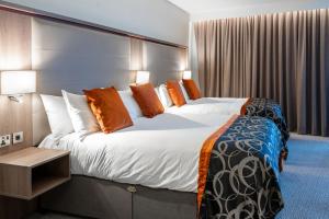 バーミンガムにあるClayton Hotel Birminghamのホテルルーム ベッド2台(オレンジの枕付) +36枚の写真