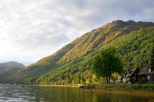 a view of a mountain with a lake and houses at Ratagan Youth Hostel in Kintail