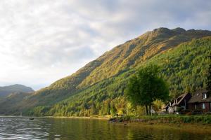 Elle offre une vue sur la montagne, le lac et les maisons. dans l'établissement Ratagan Youth Hostel, à Kintail