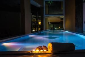 una gran piscina con luces en un edificio en Playa Gaviota Suites Apart en Las Gaviotas