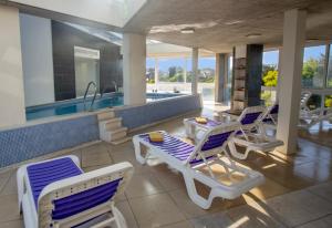 una piscina con tumbonas y una piscina en Playa Gaviota Suites Apart en Las Gaviotas