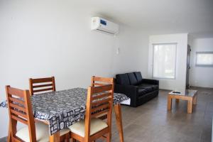 ein Wohnzimmer mit einem Tisch und einem Sofa in der Unterkunft Maremi in Victoria