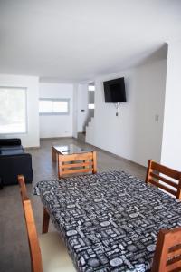 ビクトリアにあるMaremiのテーブルと椅子とテレビのあるダイニングルーム