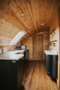 雷雅特的住宿－Snowdrop，厨房设有木墙和木制天花板。