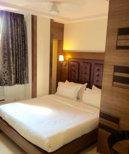 A bed or beds in a room at Hotel Sapna