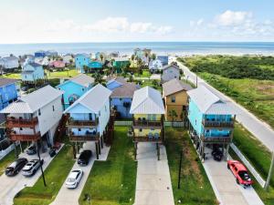 una vista aerea di una piccola città con case di Beachview 2 Story Home with 4 Decks a Galveston