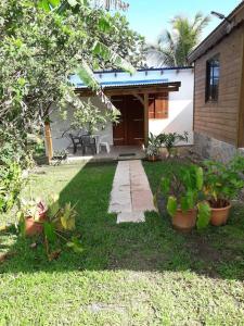 un cortile con piante di fronte a una casa di Studio-Kannel a Les Abymes