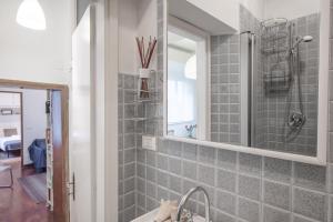 Et bad på Piazza delle Erbe Central Apartment + 25 bilder