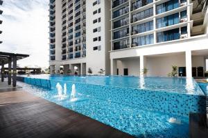 uma grande piscina em frente a um edifício em Warmest Homestay-Trefoil,Setia Alam 2pax em Shah Alam