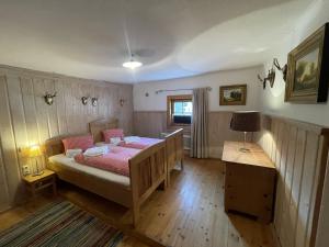 a bedroom with a bed and a table with a lamp at Geigerhaus 500 Jahre - Maisonette in Stuhlfelden