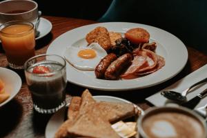 バーミンガムにあるClayton Hotel Birminghamの朝食用の食品(卵ソーセージ、トースト付)