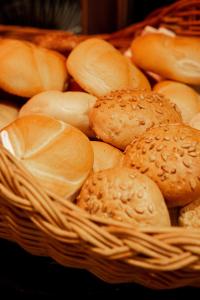 um cesto cheio de pães num cesto em Hotel Universo em Serfaus