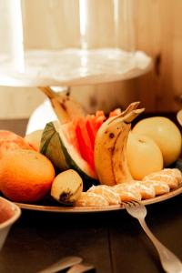 einen Teller Obst und Gemüse auf dem Tisch in der Unterkunft Hotel Universo in Serfaus