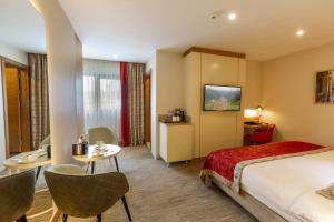 A bed or beds in a room at Kuhla Hotel Még 37 kép